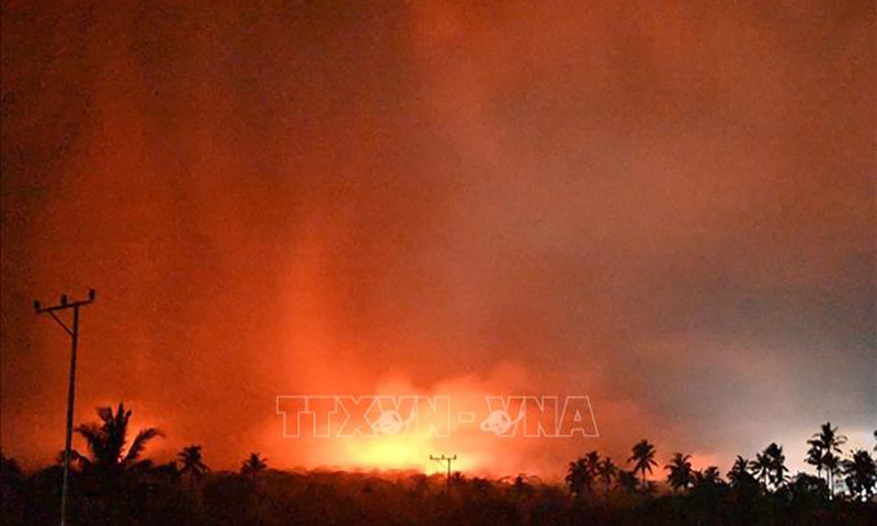 Núi lửa Lewotobi phun trào tại Đông Nusa Tenggara, Indonesia, ngày 3/11/2024. Ảnh: THX/TTXVN