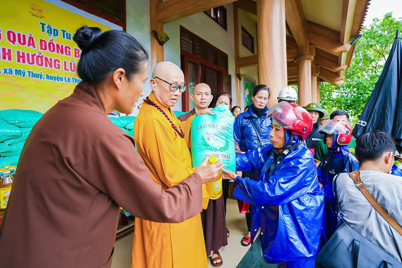 Trao quà hỗ trợ người dân vùng lũ.