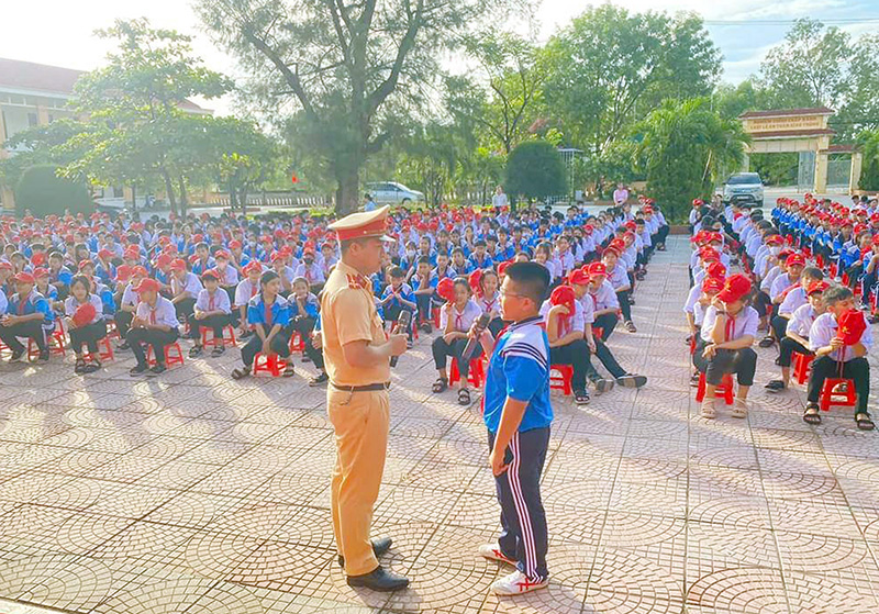 Tuyên truyền, phổ biến, giáo dục pháp luật cho học sinh.