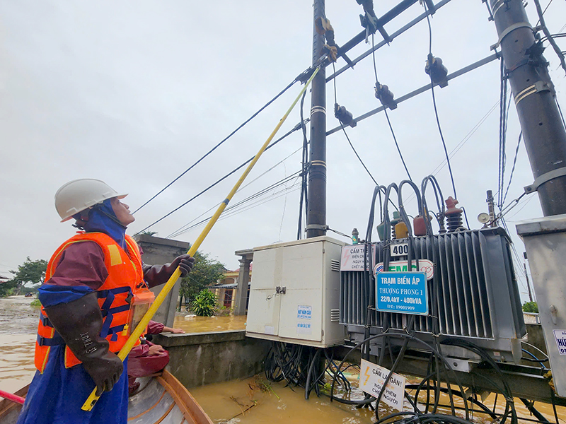 Điện lực Lệ Thủy nhanh chóng tiếp cận các vị trí, sẵn sàng cấp điện trở lại cho người dân sau bão lụt.