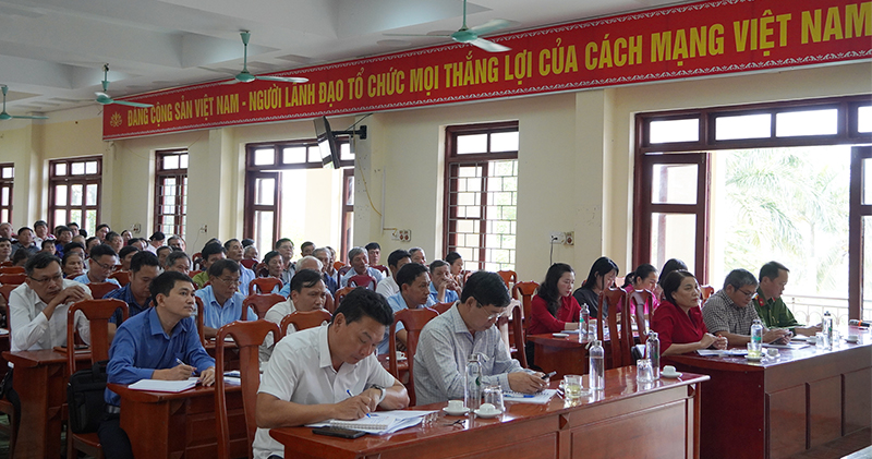 Các đại biểu, cử tri tham dự buổi tiếp xúc.