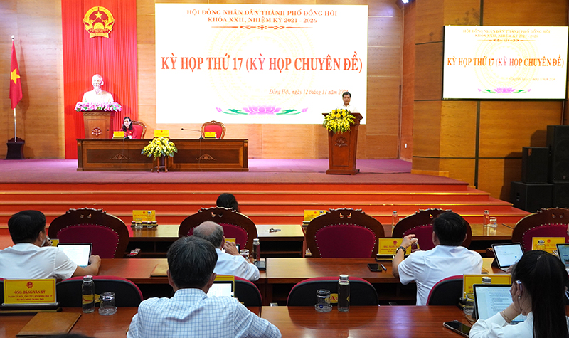 Đồng chí Bí thư Thành ủy Đồng Hới, Chủ tịch HĐND thành phố Trần Phong phát biểu bế mạc kỳ họp.