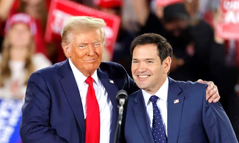 Cựu Tổng thống Mỹ Donald Trump (trái) và Thượng nghị sĩ Marco Rubio trong chiến dịch vận động tranh cử ở Raleigh, Bắc Carolina, ngày 4/11/2024. Ảnh: REUTERS/TTXVN