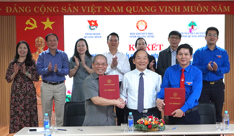 Đại diện các sở, ban, ngành chứng giám và chúc mừng thanh công lễ ký kết. 