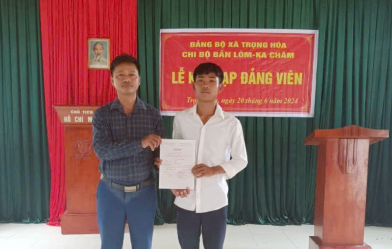 Anh Hồ Coi, đảng viên trẻ vừa được kết nạp tại Chi bộ bản Lòm-Ka Chăm, xã Trọng Hóa.