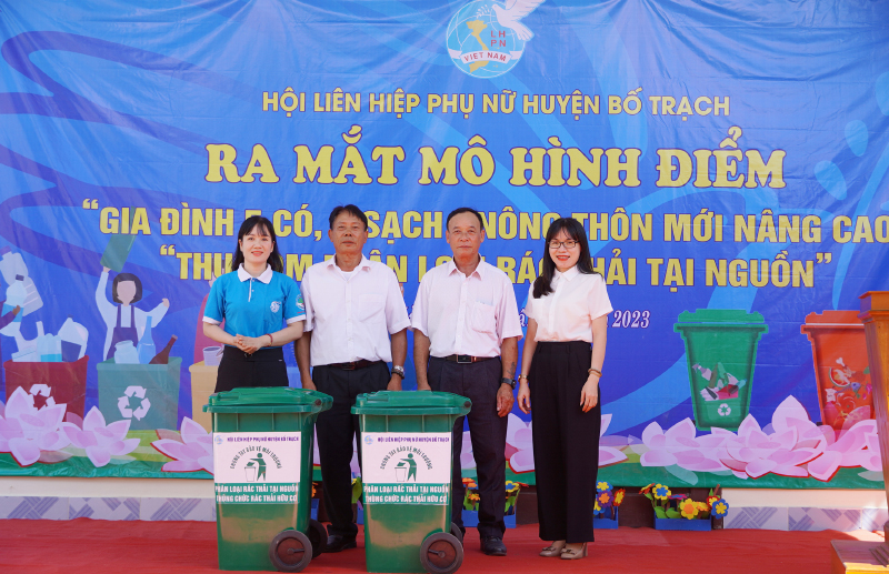 Đại diện lãnh đạo Hội LHPN huyện Bố Trạch trao thùng rác cho Chi hội Phụ nữ thôn Thanh Hải, xã Thanh Trạch thực hiện mô hình “Gia đình 5 có, 3 sạch”. 