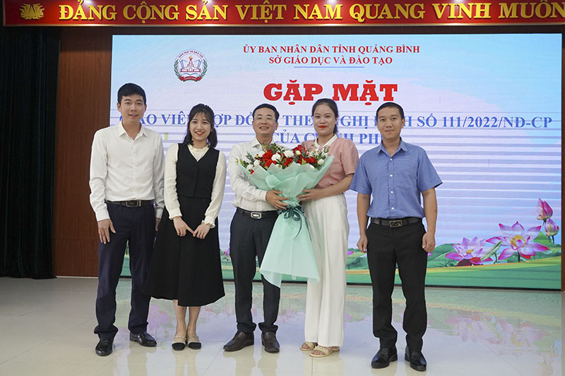 Đại diện giáo viên hợp đồng tặng hoa bày tỏ lòng biết ơn ngành GD-ĐT đã tin tưởng, tuyển dụng.