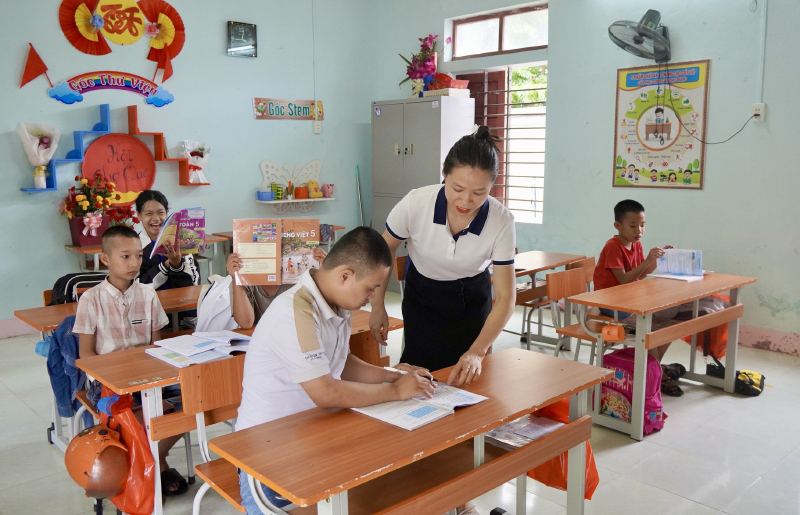 Cán bộ, giáo viên Trung tâm Giáo dục trẻ khuyết tật huyện Lệ Thủy luôn dành cho học sinh tình yêu thương, sự quan tâm đặc biệt.