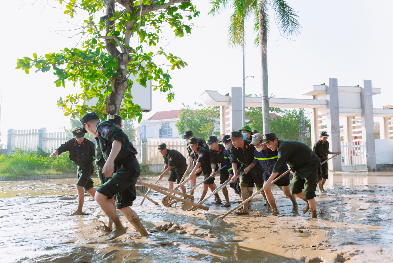 Lực lượng Công an khắc phục hậu quả thiên tai tại huyện Lệ Thủy.