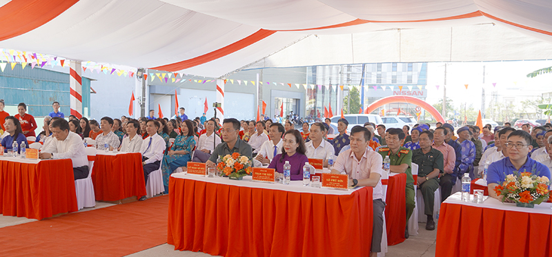 Đại biểu và đông đảo bà con tham dự.