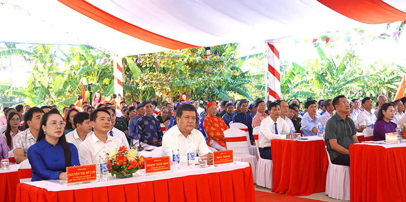 Đại biểu và đông đảo bà con tham dự.