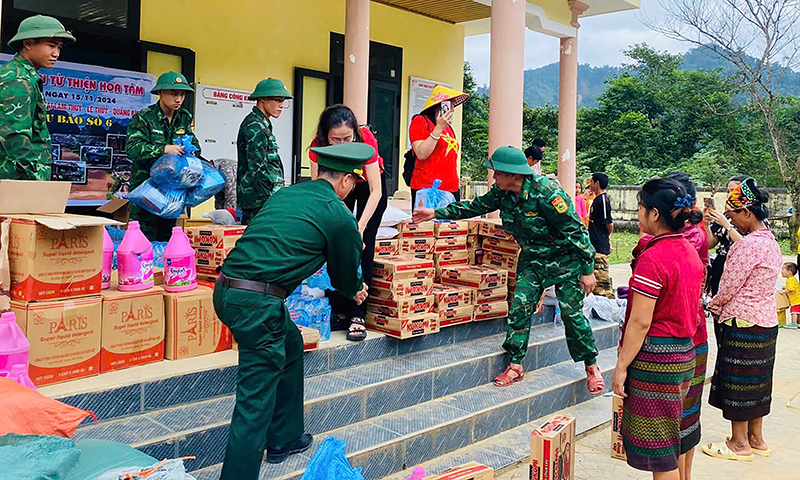 Bộ đội Đồn Biên phòng tỉnh tặng quà cho  các hộ dân có hoàn cảnh khó khăn