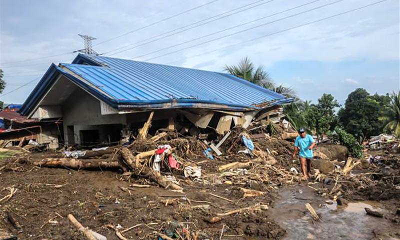 Cảnh tàn phá sau trận lở đất do bão tại tỉnh Batangas, Philippines, ngày 25/10/2024. Ảnh: THX/TTXVN