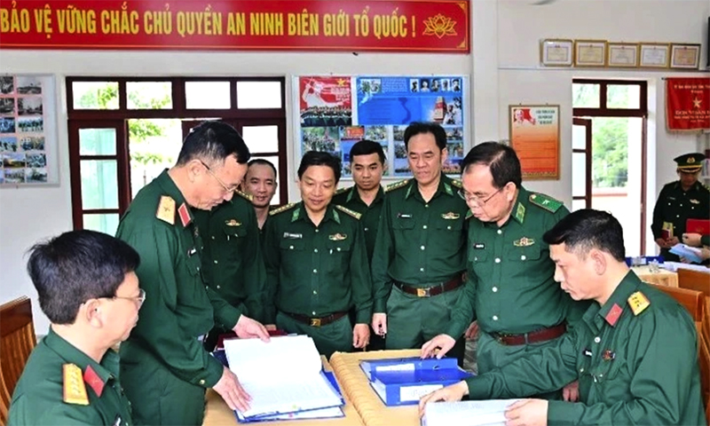 Đoàn kiểm tra do Trung tướng Lê Quang Minh, Phó Chủ nhiệm Tổng cục Chính trị Quân đội nhân dân Việt Nam dẫn đầu kiểm tra công tác Đảng ở cấp ủy trực thuộc Đảng ủy Bộ đội Biên phòng Thanh Hóa, ngày 8/11/2023. (Ảnh: MAI LUẬN)