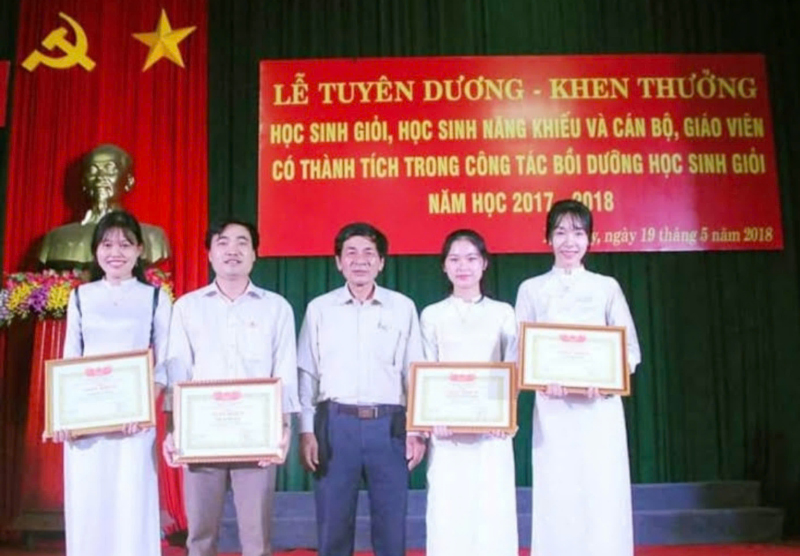 Thầy Võ Vĩnh Hào tại lễ tuyên dương học sinh giỏi, giáo viên có thành tích trong công tác bồi dưỡng học sinh giỏi, năm học 2017-2018. 