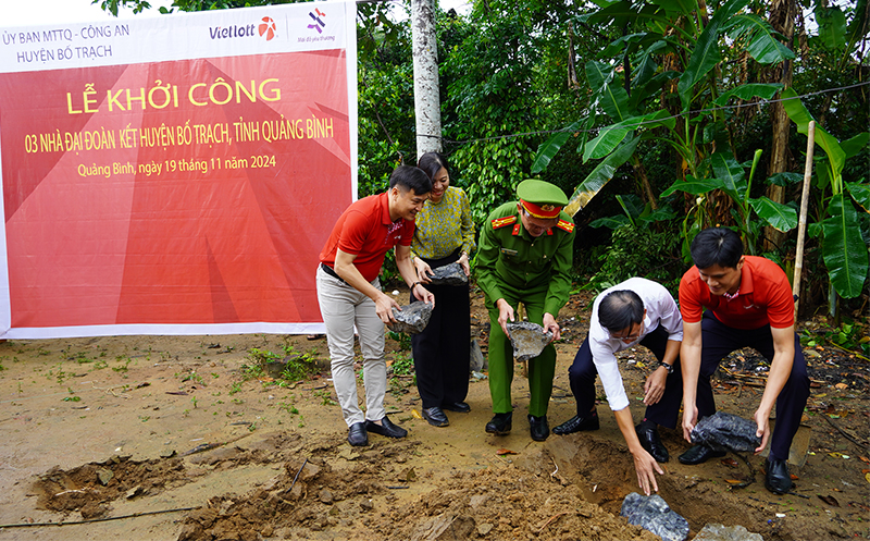 Các đại biểu tham dự lễ động thổ nhà “Đại đoàn kết” của gia đình bà Bùi Thị Thúy Hòa.