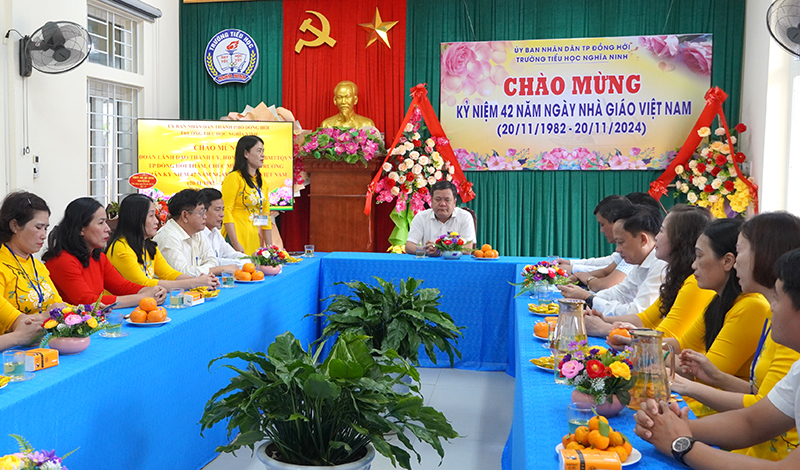 Đại diện Ban Giám hiệu Trường tiểu học Nghĩa Ninh báo cáo tình hình với đoàn công tác.