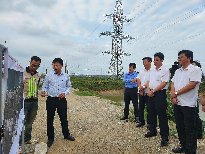 Đoàn công tác nghe báo cáo tình hình thi công dự án.