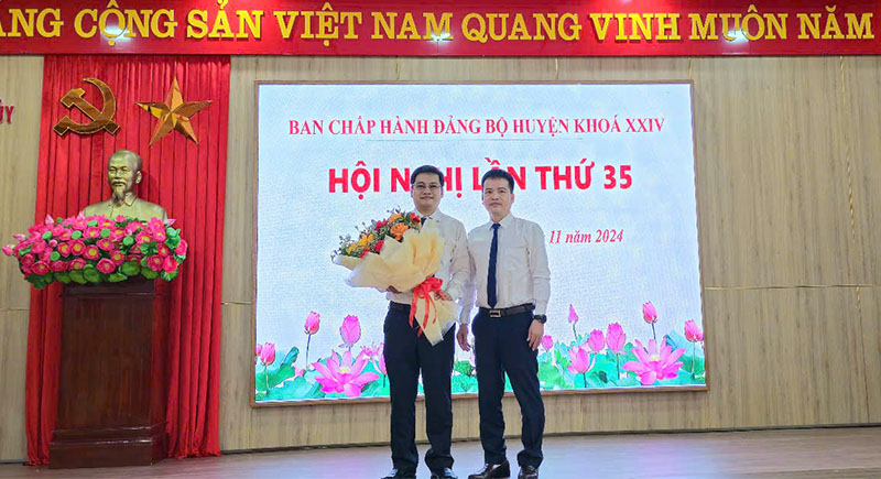 Đại diện Thường trực Huyện ủy tặng hoa chúc mừng đồng chí Nguyễn Đình Hòa