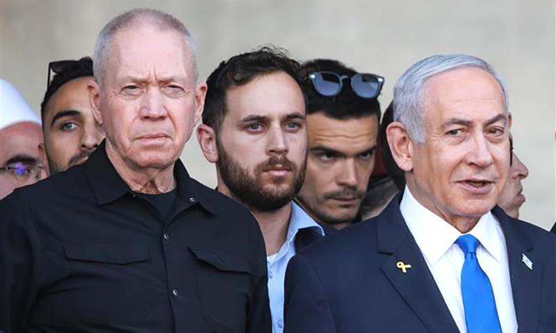 Thủ tướng Israel Benjamin Netanyahu (phải) và ông Yoav Gallant (trái, phía trước) dự một lễ kỷ niệm tại Mitzpe Ramon, ngày 31/10/2024. Ảnh: THX/TTXVN