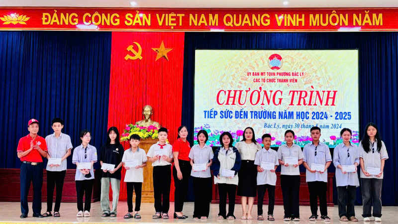 Ông Phạm Văn Hằn (ngoài cùng, bên trái) trao học bổng cho học sinh khó khăn trên địa bàn.