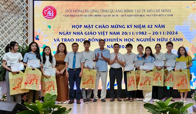 Trao học bổng cho các em học sinh, sinh viên