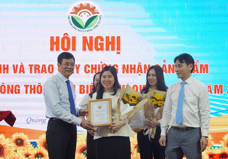 Trao chứng nhận cho cơ sở có sản phẩm công nghiệp nông thôn tiêu biểu 2024.