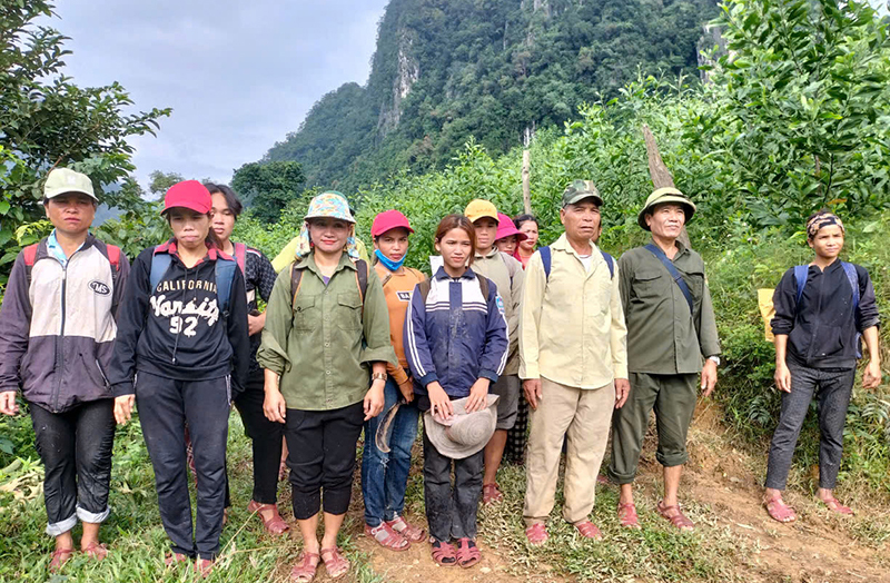 Lực lượng Ban Quản lý rừng phòng hộ huyện Quảng Ninh cùng người dân trong một chuyến tuần tra rừng.