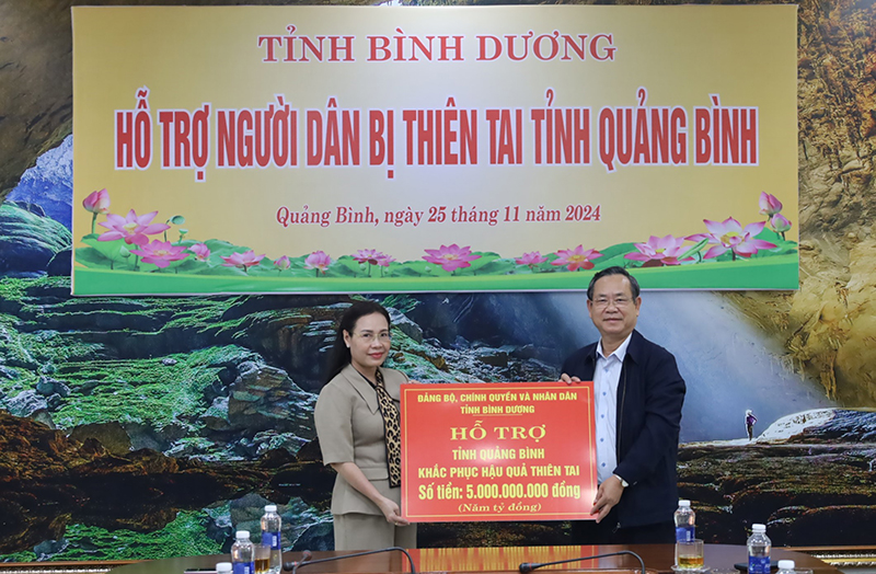 Trao hỗ trợ Quảng Bình 5 tỷ đồng khắc phục hậu quả thiên tai. 