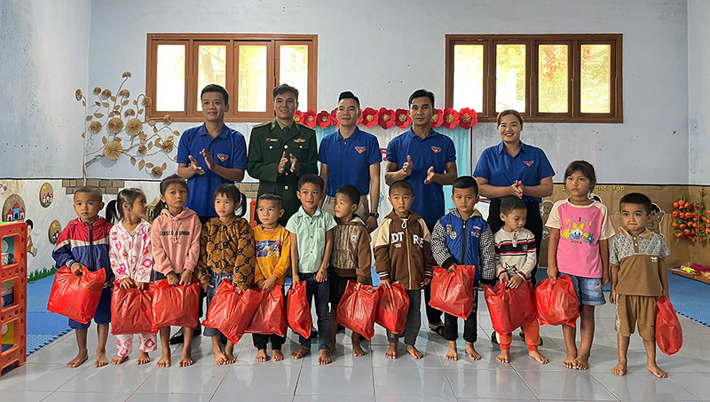 Chi đoàn Đồn Biên phòng Ra Mai phối hợp với Đoàn xã Trọng Hóa (Minh Hóa) ra quân triển khai chương trình