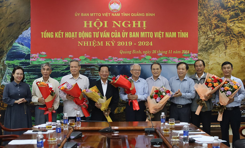 Lãnh đạo Ủy ban MTTQVN tỉnh tặng hoa các thành viên không tham gia HĐTV nhiệm kỳ 2024-2029.