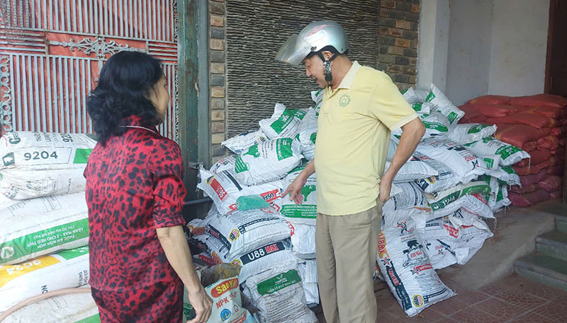 Các cơ sở kinh doanh buôn bán giống cây trồng, phân bón và thuốc bảo vệ thực vật bảo đảm theo quy định.