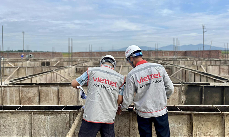 Đại diện đơn vị Viettel Construction nhận giải thưởng Top 5 nhà thầu uy tín 2024.