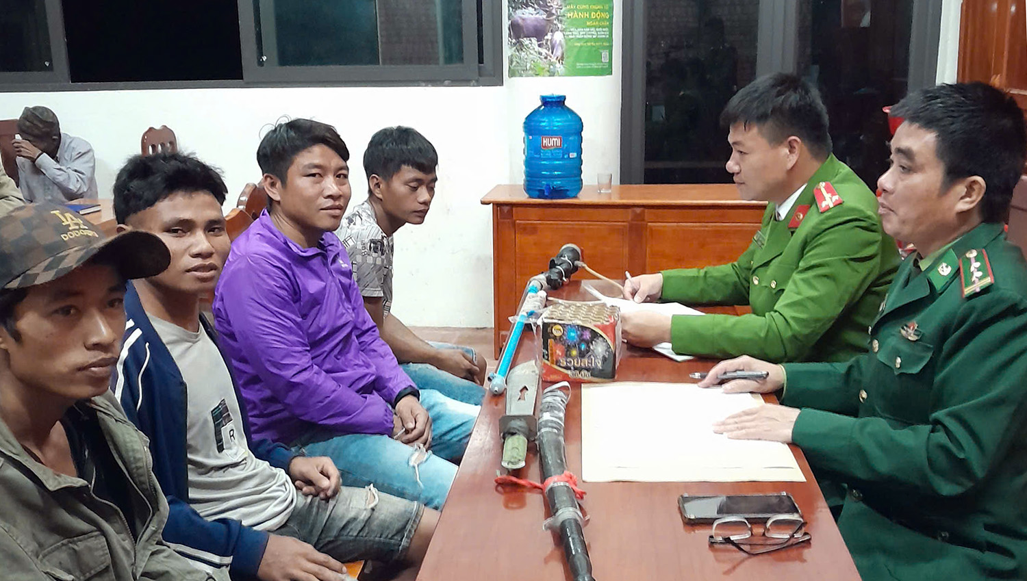 Tuyên truyền, vận động nhân dân giao nộp vũ khí, vật liệu nổ