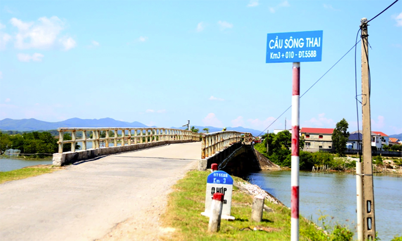 Cấm xe cơ giới 4 bánh trở lên qua cầu Sông Thai