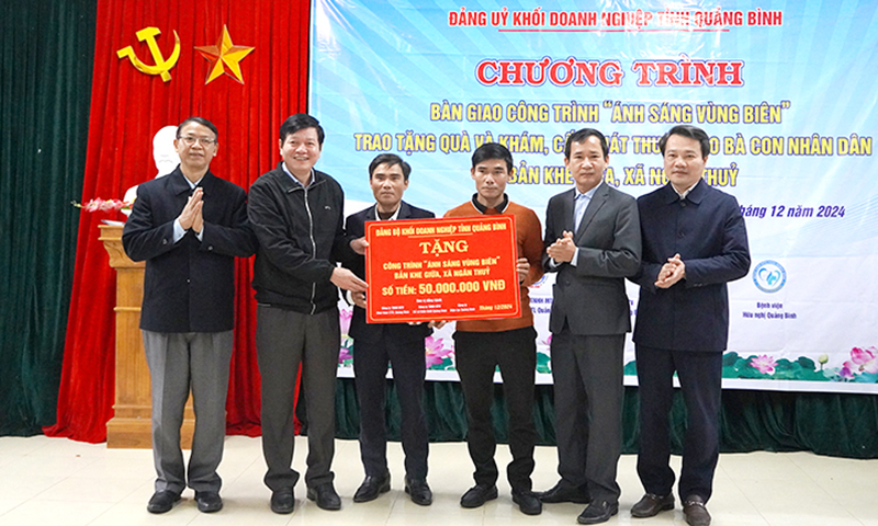 Bàn giao công trình "Ánh sáng vùng biên" tại xã Ngân Thủy
