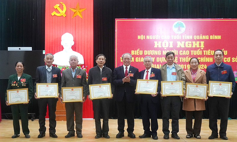 Biểu dương người cao tuổi tiêu biểu tham gia xây dựng hệ thống chính trị cơ sở