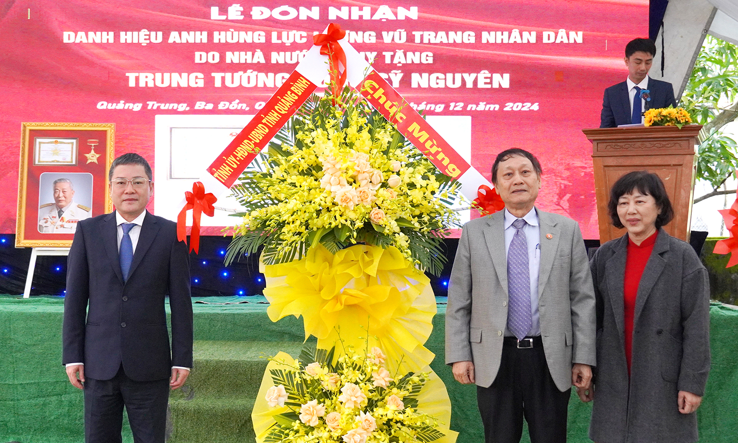 Đón nhận danh hiệu Anh hùng Lực lượng vũ trang nhân dân truy tặng đồng chí Trung tướng Đồng Sỹ Nguyên