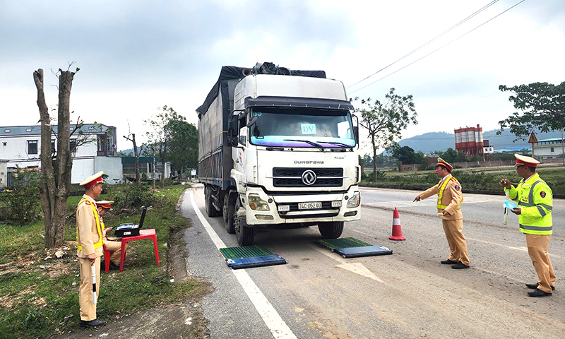 Tăng cường tuần tra, kiểm soát, bảo đảm an toàn giao thông trên tuyến Hòn La-Vũng Áng