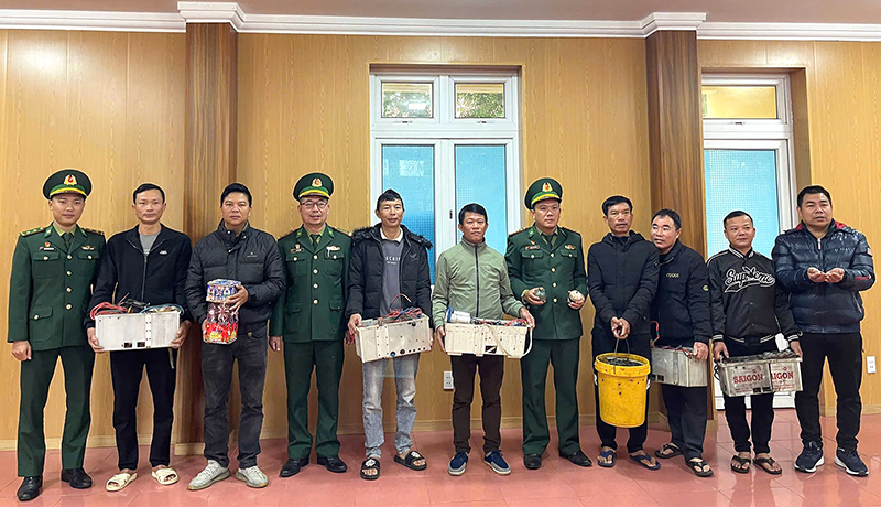 Bộ đội Biên phòng tiếp nhận vũ khí, vật liệu nổ và pháo do người dân giao nộp