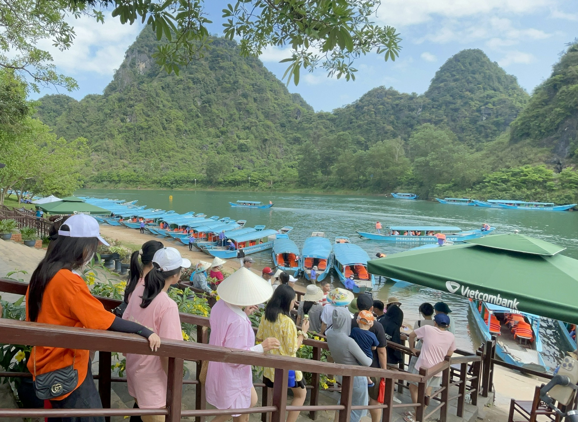 Doanh thu từ du lịch đạt hơn 300 tỷ đồng