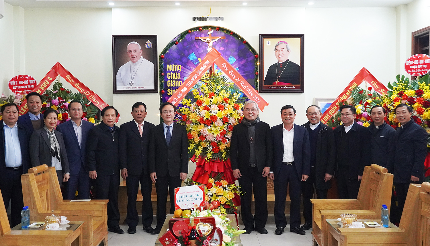 Lãnh đạo tỉnh thăm, tặng quà Tòa Giám mục Giáo phận Hà Tĩnh