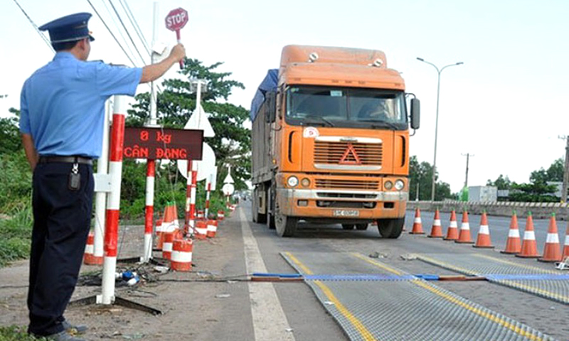 Quy định bảo đảm trật tự, an toàn giao thông đường bộ với xe quá khổ giới hạn, xe quá tải trọng