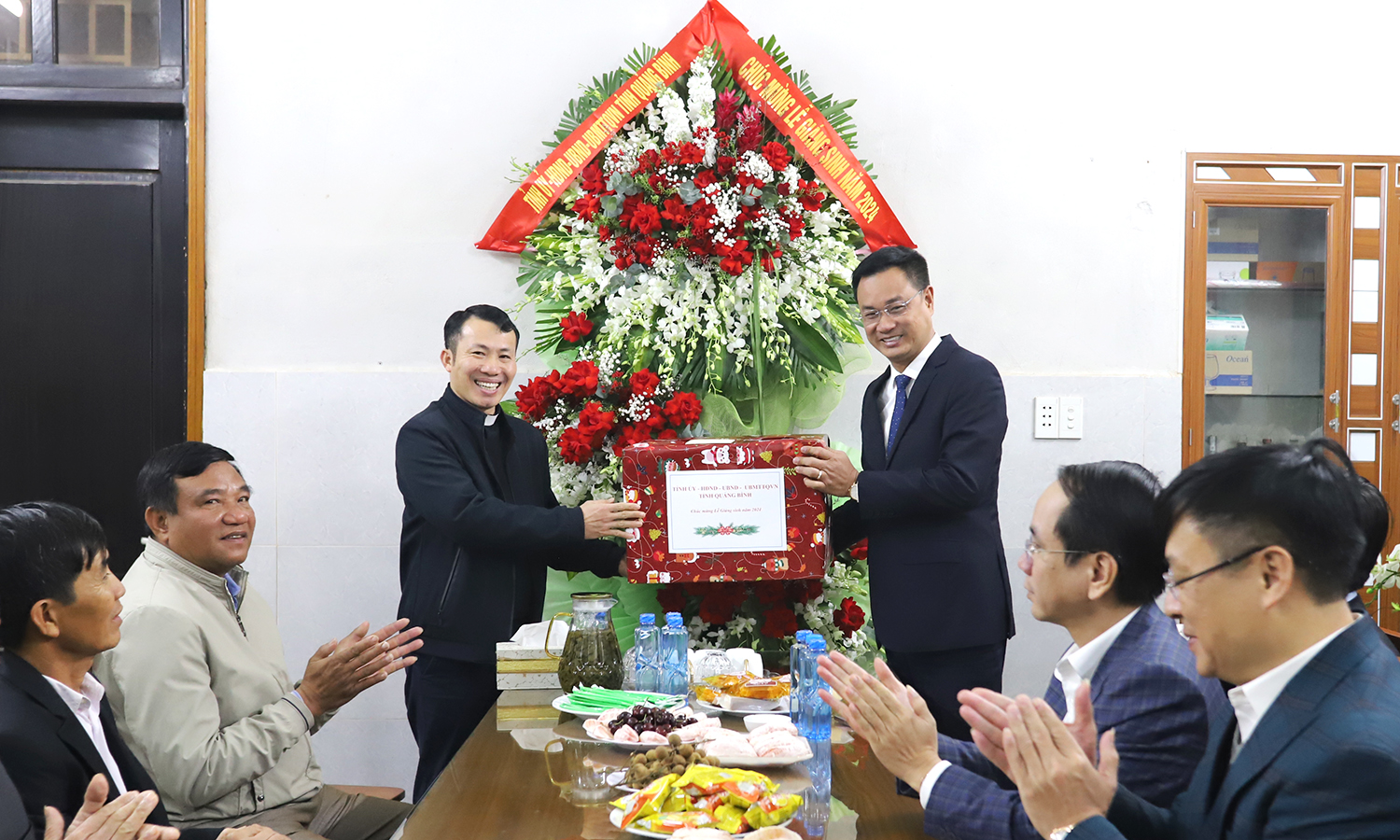 Đồng chí Bí thư Tỉnh ủy thăm, chúc mừng Giáng sinh giáo xứ Minh Tú