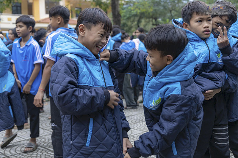 Trao tặng áo ấm cho học sinh vùng khó khăn