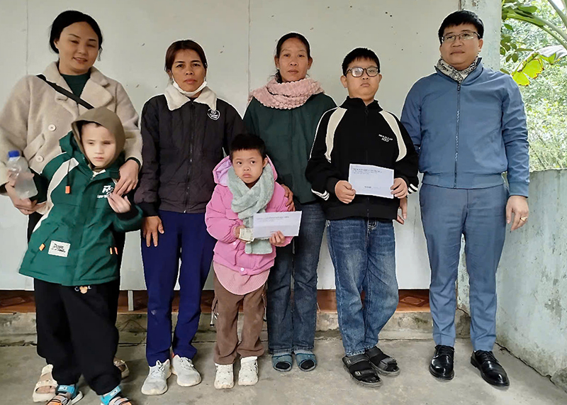 Trao 28 suất quà cho trẻ em mù đa tật