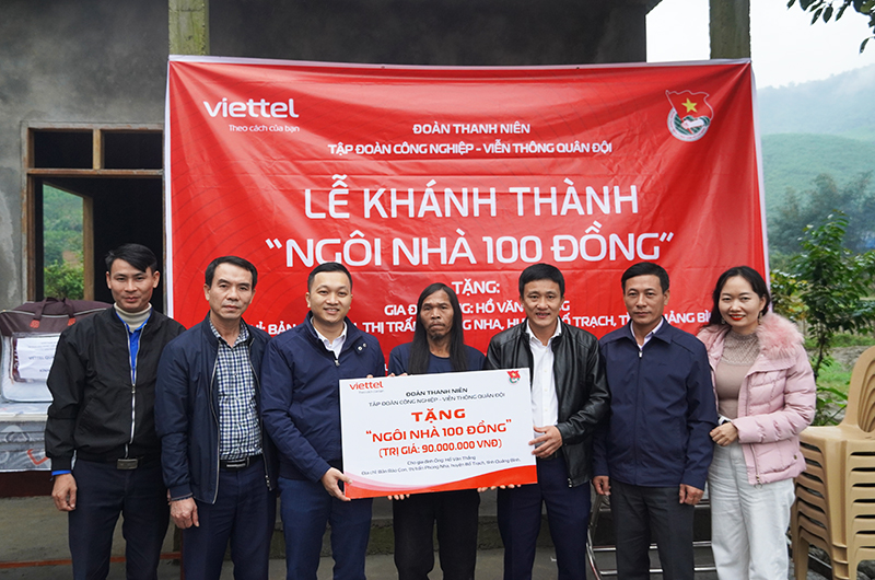 Tặng "Ngôi nhà 100 đồng" cho gia đình đồng bào dân tộc Bru-Vân Kiều