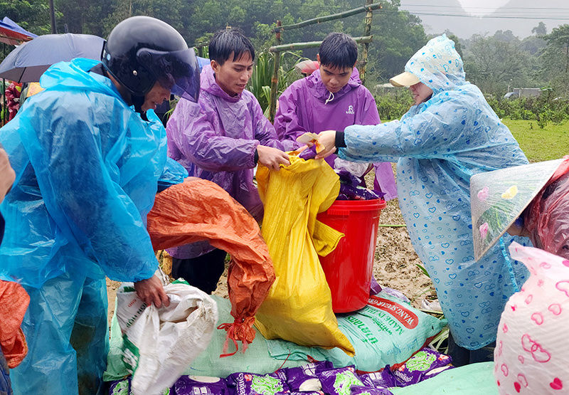 "Phiên chợ 0 đồng" xuân Ất Tỵ 2025 cho bà con xã Thượng Hóa