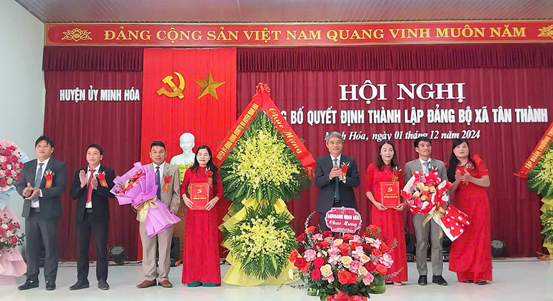 Lãnh đạo huyện Minh Hóa trao quyết định thành lập đảng bộ xã Tân Thành, nhiệm kỳ 2020-2025.