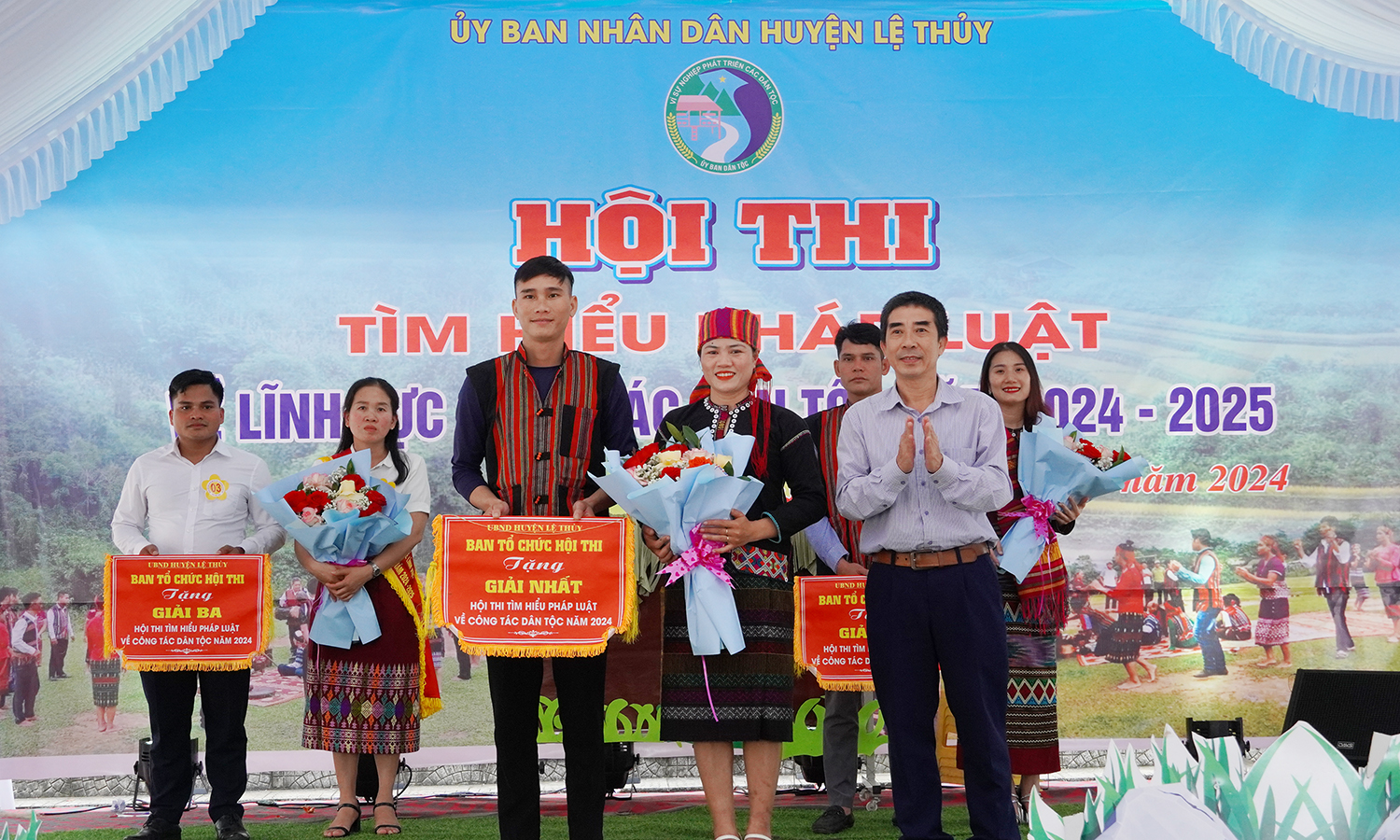  Đại diện lãnh đạo Ban Dân tộc tỉnh trao giải cho các đội đạt giải cao.